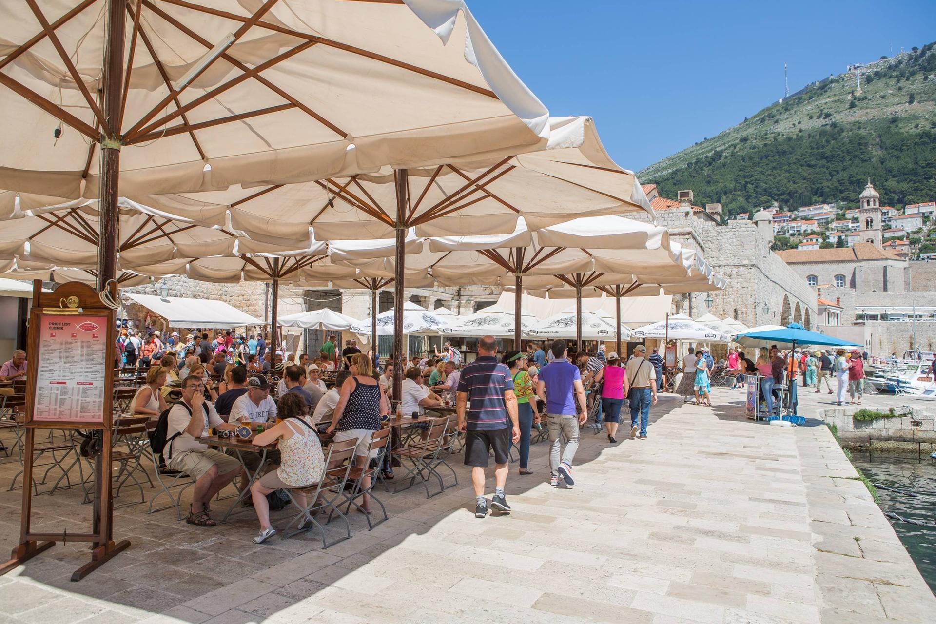 Touristen genießen das tolle Wetter in Dubrovniks Altstadt.