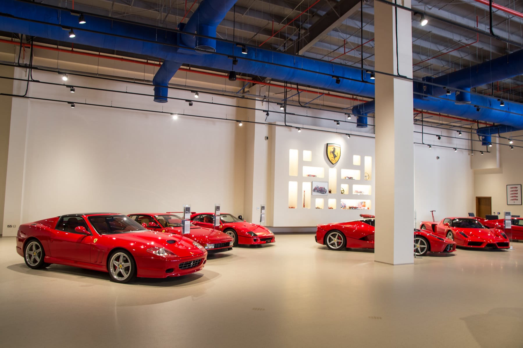 Die einzelnen Modelle sind in verschiedenen Themeninseln zusammengefasst. Hier befindet man sich in der Ferrari-Ecke.