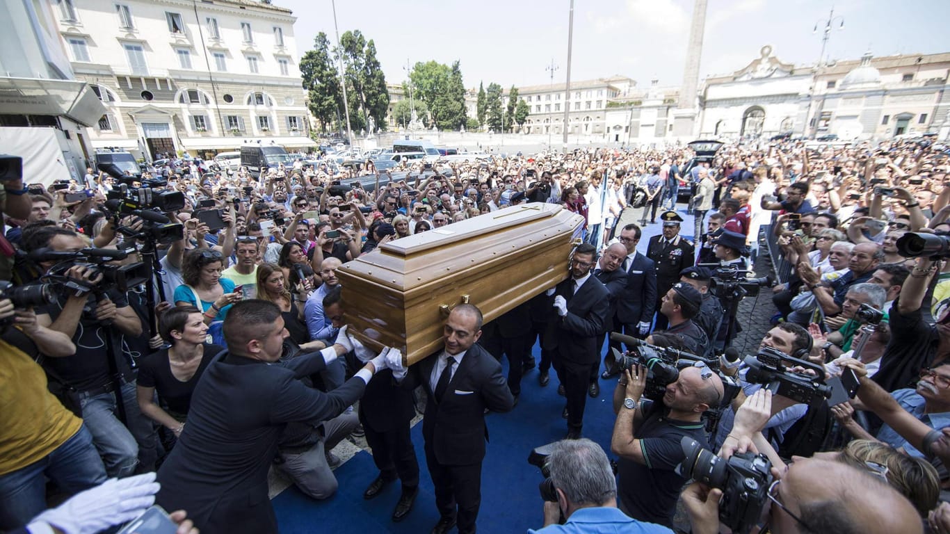 Zahllose Fans zollen dem verstorbenen Carlo Pedersoli alias Bud Spencer in Rom Respekt.
