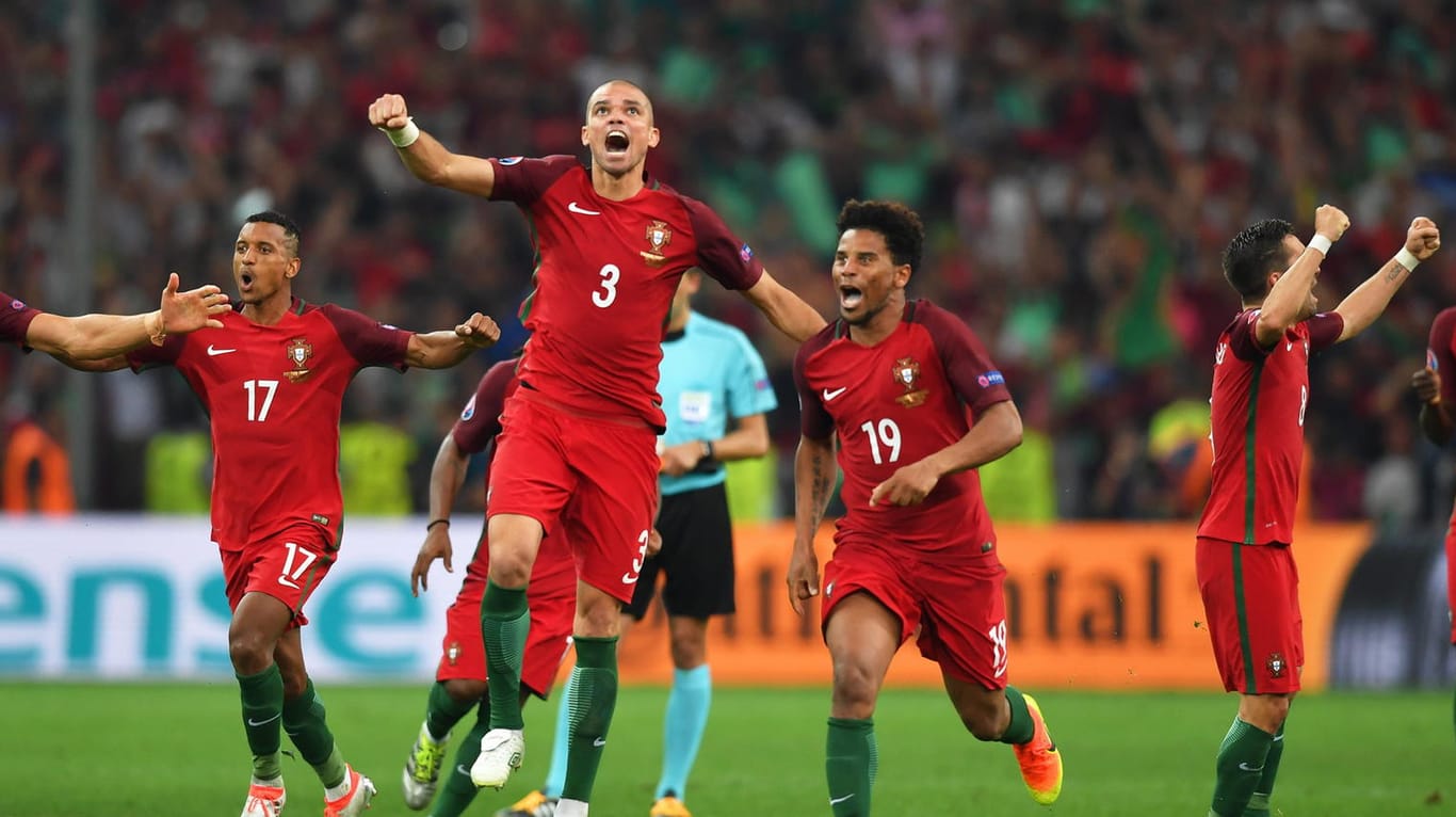 Portugal feiert den Sieg im Elfmeterschießen gegen Polen.
