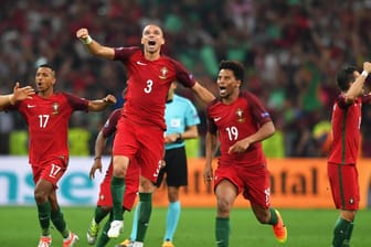 Portugal feiert den Sieg im Elfmeterschießen gegen Polen.