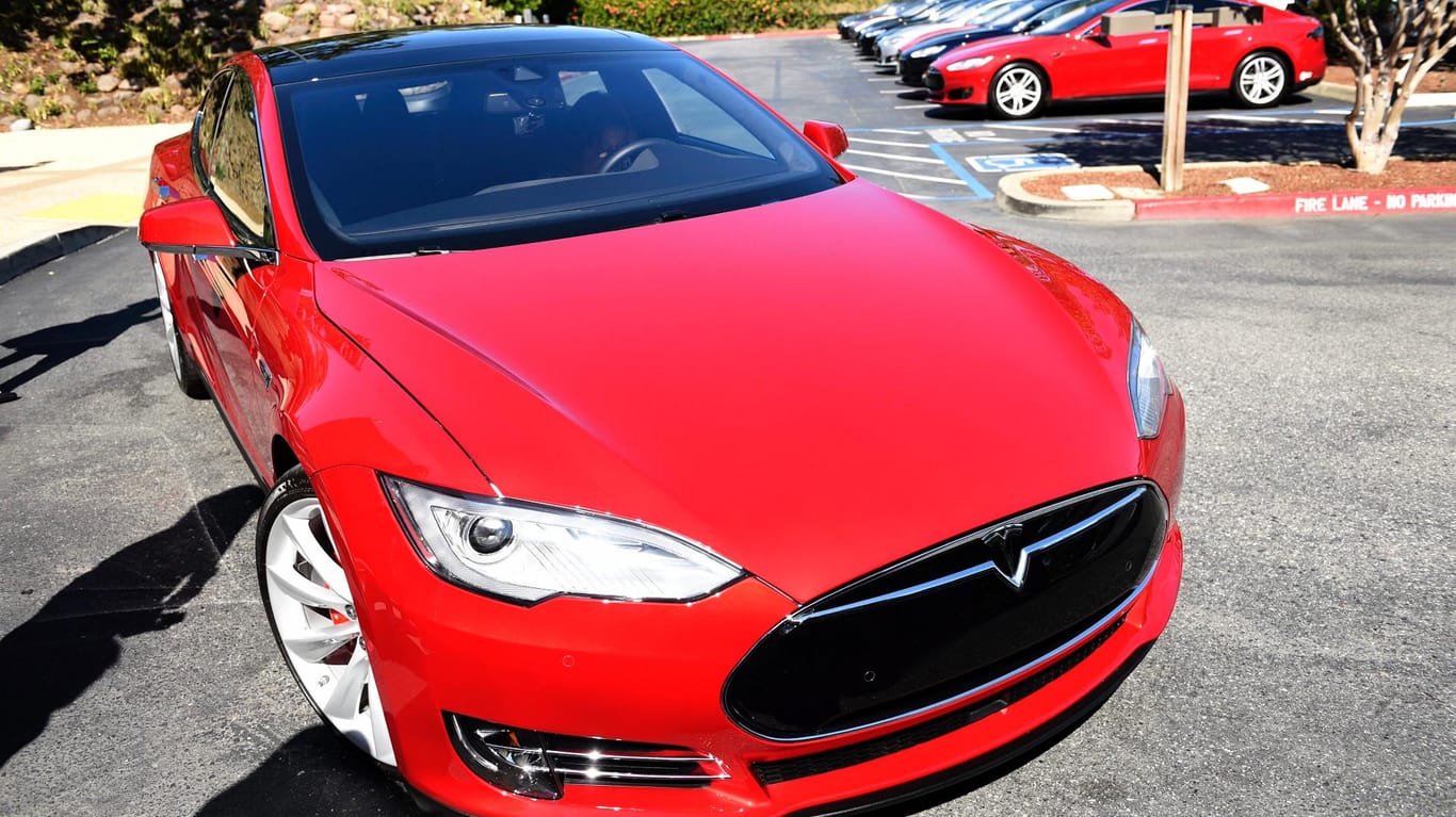 Der Tesla-S: In solch einem Wagen verunglückte ein Fahrer, der sich auf das Autopilot-System verließ.