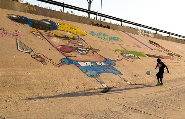 Die Karikatur an der Wand des zubetonierten Kanals an der Grenze zwischen Mexiko und den USA in der Stadt Ciudad Juarez.
