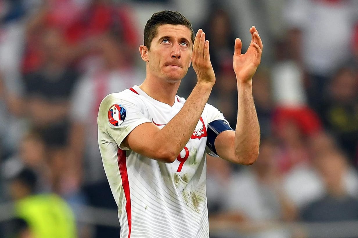 Robert Lewandowski findet tröstende Worte für seinen Nationalmannschaftskollegen Jakub Blaszczykowski.