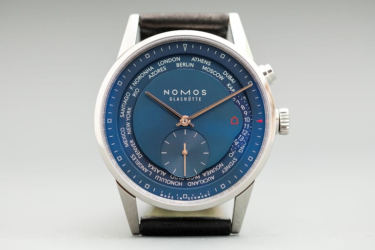 Nicht eine Uhr, sondern 24 in einer: die Nomos Zürich Weltzeit in Nachtblau (um 4460 Euro bei Montredo). Per Knopfdruck reist man um die Welt, erfährt, wie spät es ist: in Sydney oder in Denver, in Tokyo oder in New York.