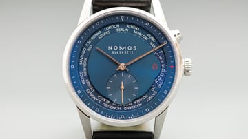 Nicht eine Uhr, sondern 24 in einer: die Nomos Zürich Weltzeit in Nachtblau (um 4460 Euro bei Montredo). Per Knopfdruck reist man um die Welt, erfährt, wie spät es ist: in Sydney oder in Denver, in Tokyo oder in New York.