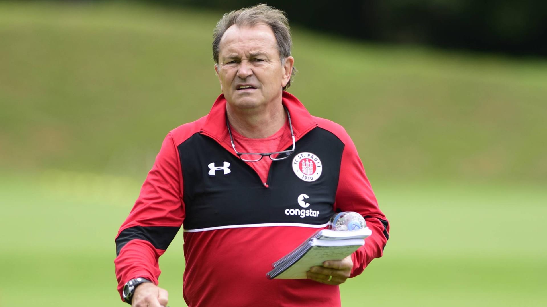 Ewald Lienen sieht die EM 2016 in Frankreich äußerst kritisch. Ewald Lienen sieht die EM 2016 in Frankreich äußerst kritisch.