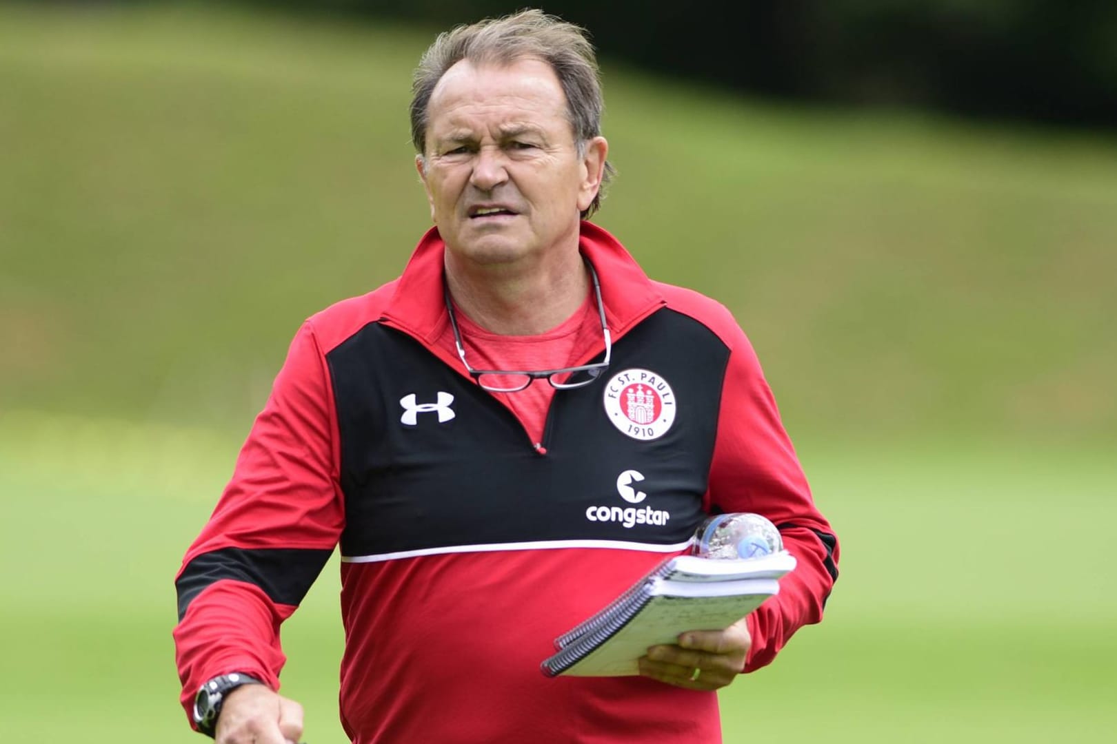 Ewald Lienen sieht die EM 2016 in Frankreich äußerst kritisch.