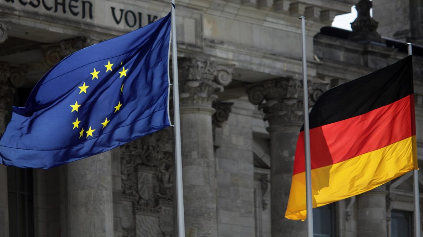 Europafahne vor dem Reichstag: Die Zustimmung der Deutschen zur EU ist gewachsen.