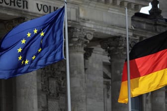 Europafahne vor dem Reichstag: Die Zustimmung der Deutschen zur EU ist gewachsen.