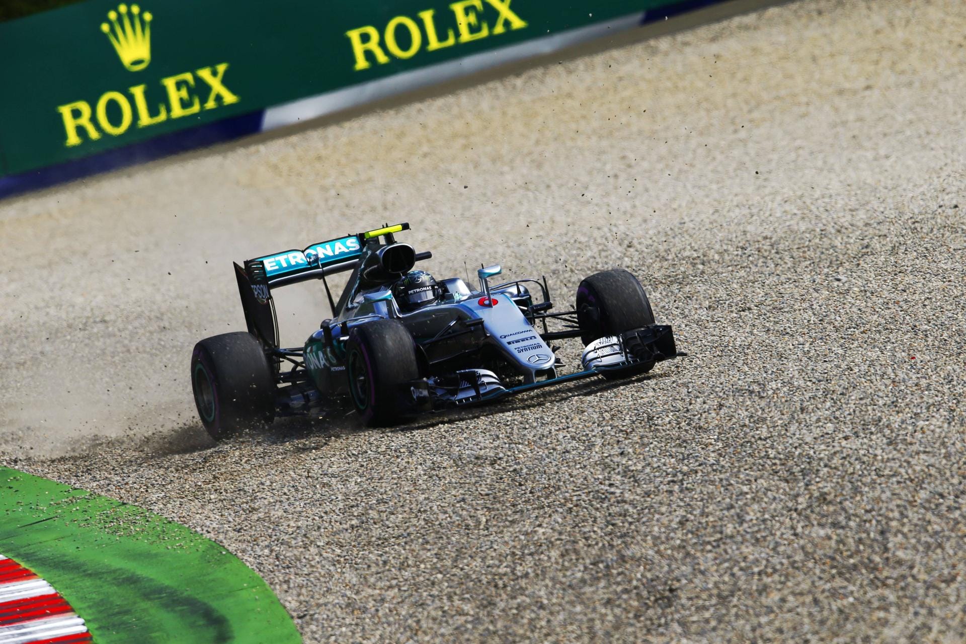 Auf Abwegen: Nico Rosberg rutscht beim ersten Training mit seinem Auto ins Kiesbett.