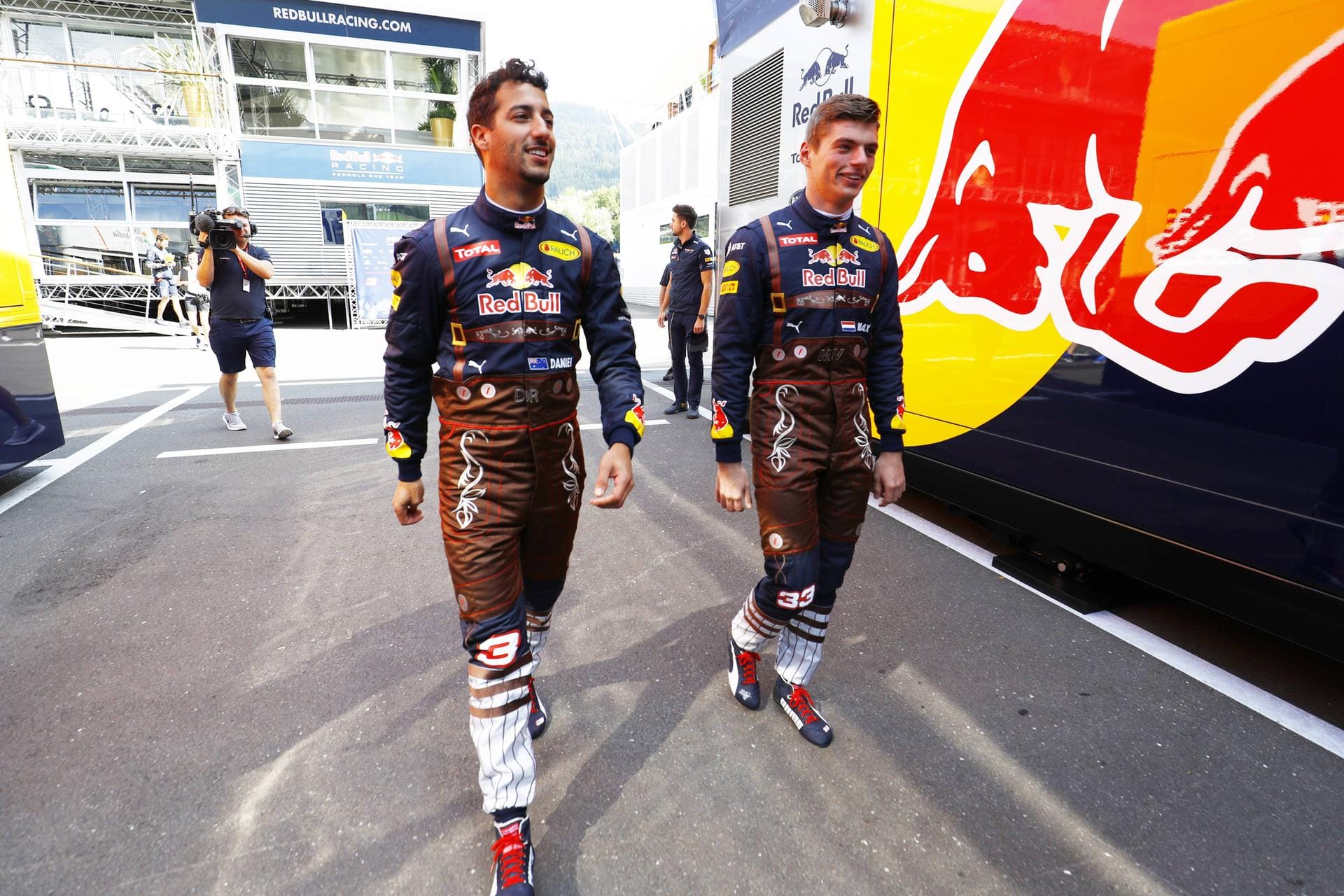 Trachtenlook beim Heimspiel: Die Red-Bull-Piloten Daniel Ricciardo (links) und Max Verstappen präsentieren sich in Lederhosen.