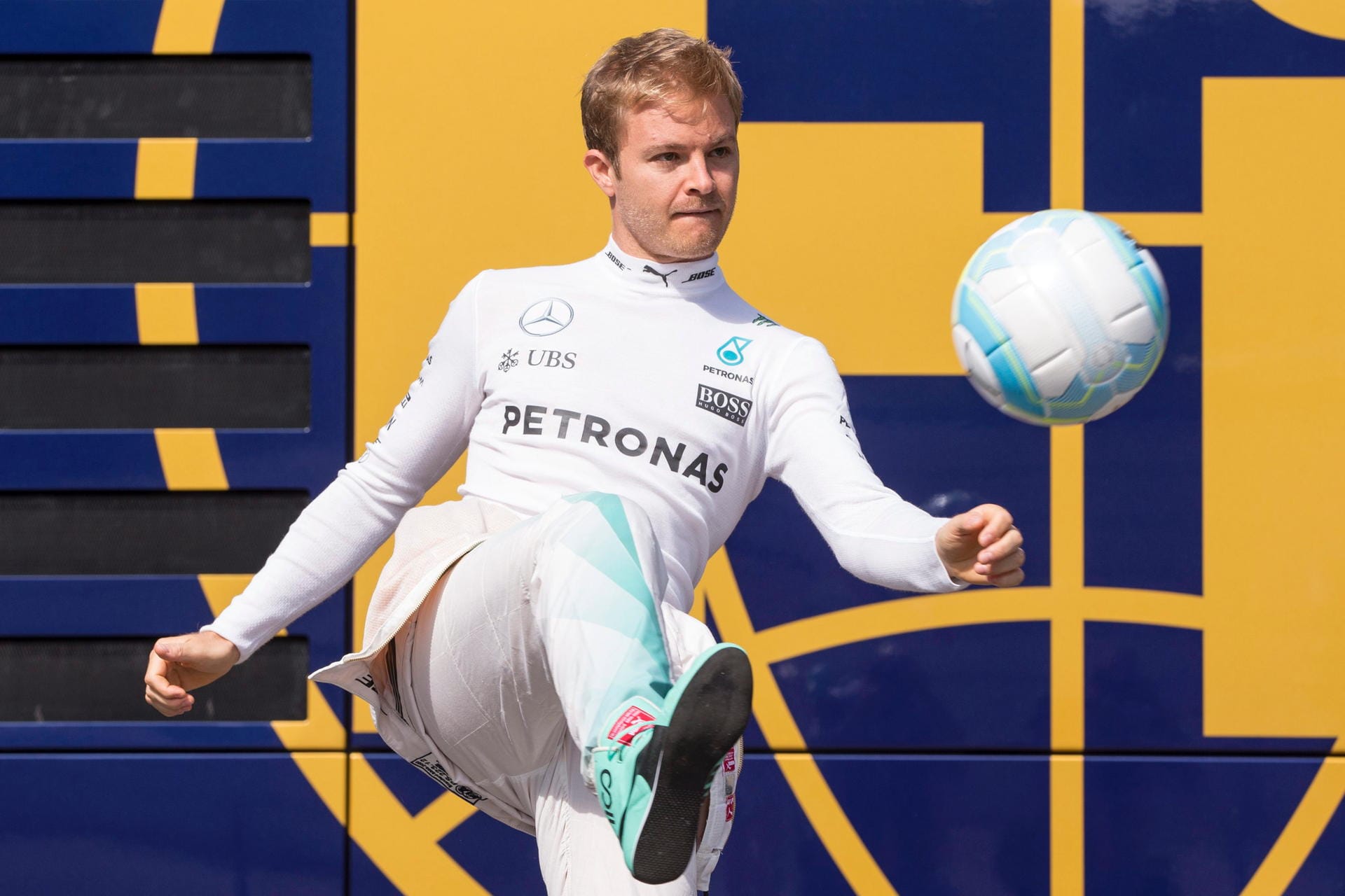 Aufwärmprogramm: Nico Rosberg spielt vor dem ersten Training Fußball.