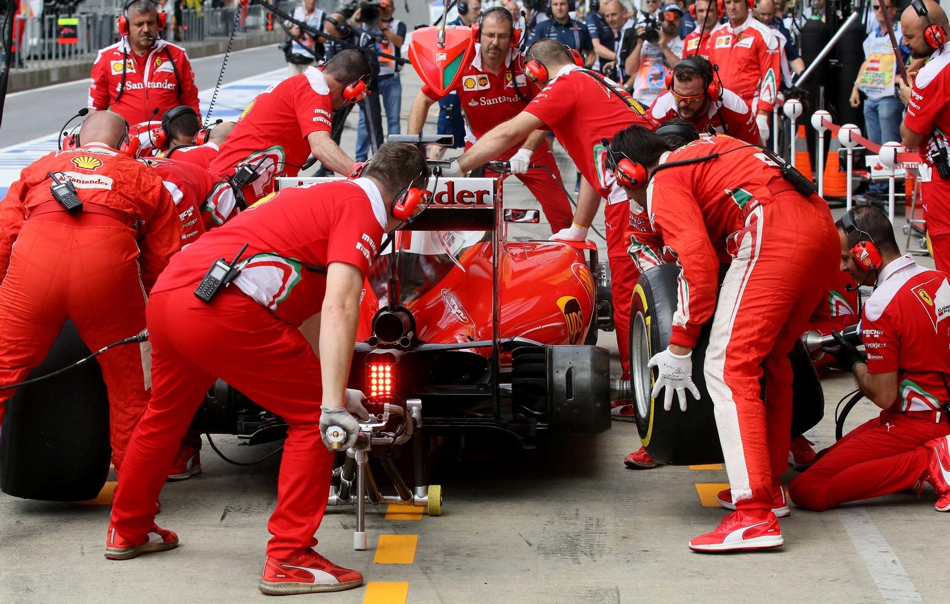 Hektisches Treiben: Die Ferrari-Mechaniker wechseln bei Kimi Räikkönen während des ersten Trainings die Reifen.