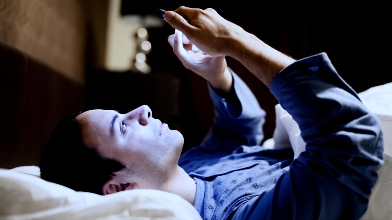 Kurz vor dem Schlafengehen sollten Sie besser auf Ihr Smartphone verzichten.