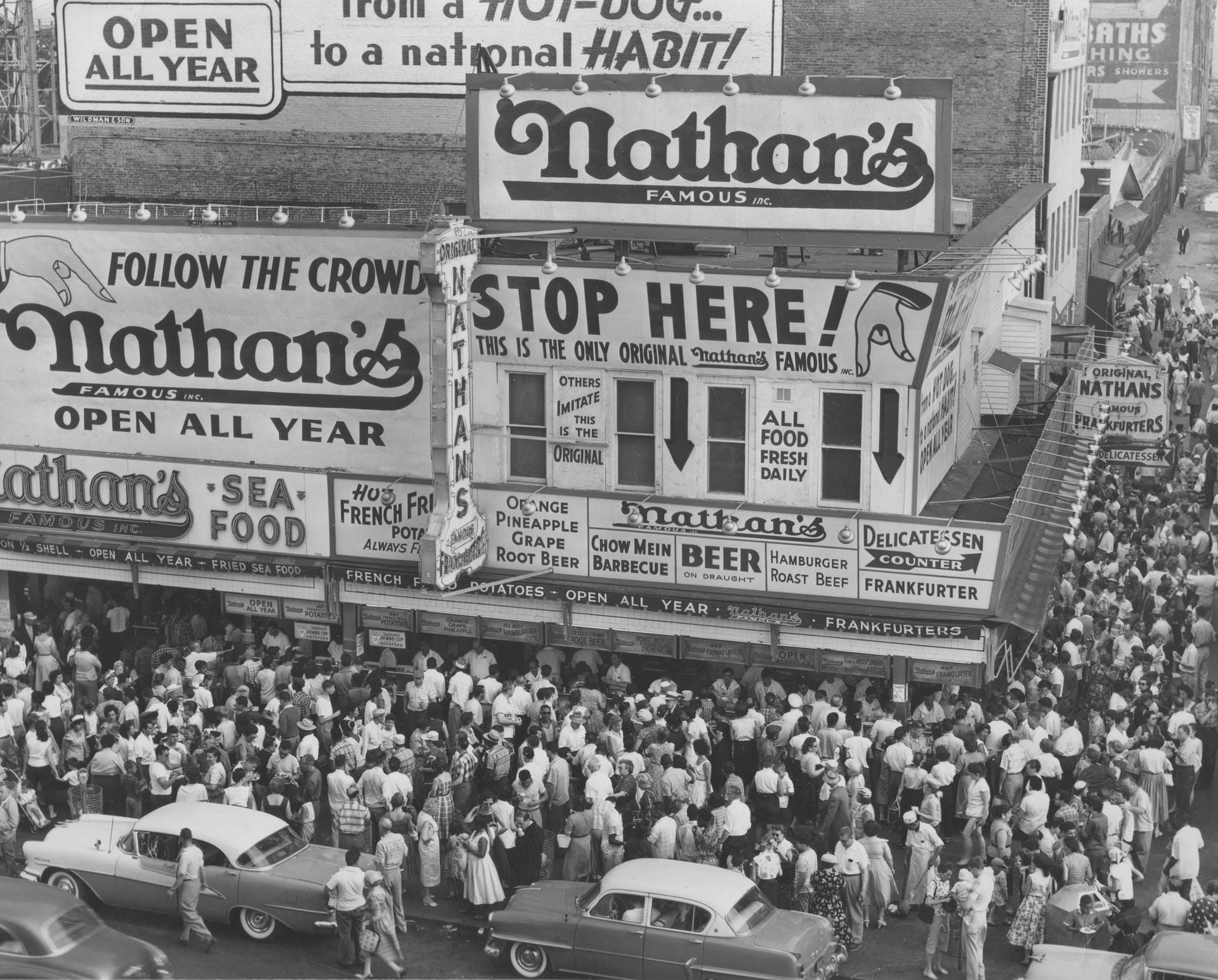 Die historische Aufnahme aus dem Jahr 1950 zeigt Nathan's Restaurant aus der Luftperspektive. Zu den berühmten Gästen des Restaurants zählt die Queen ebenso wie Al Capone.