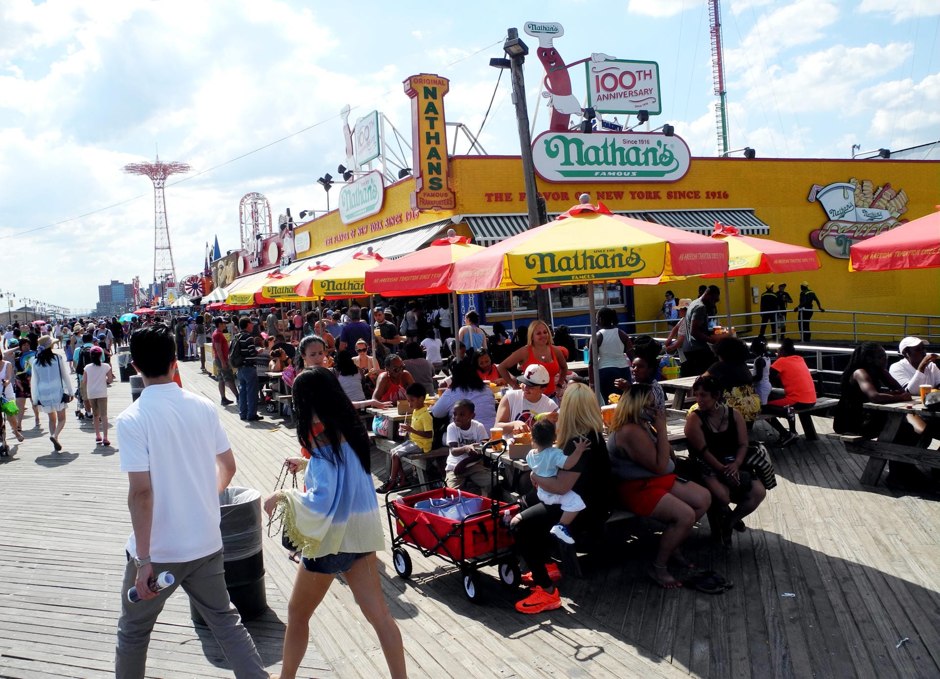 Eine Filiale des Restaurants "Nathan's" auf der Strandpromenade im New Yorker Stadtteil Coney Island: 1987 verkaufte die Familie das Traditionsunternehmen für 17 Millionen Dollar an eine Investorengruppe aus Long Island.
