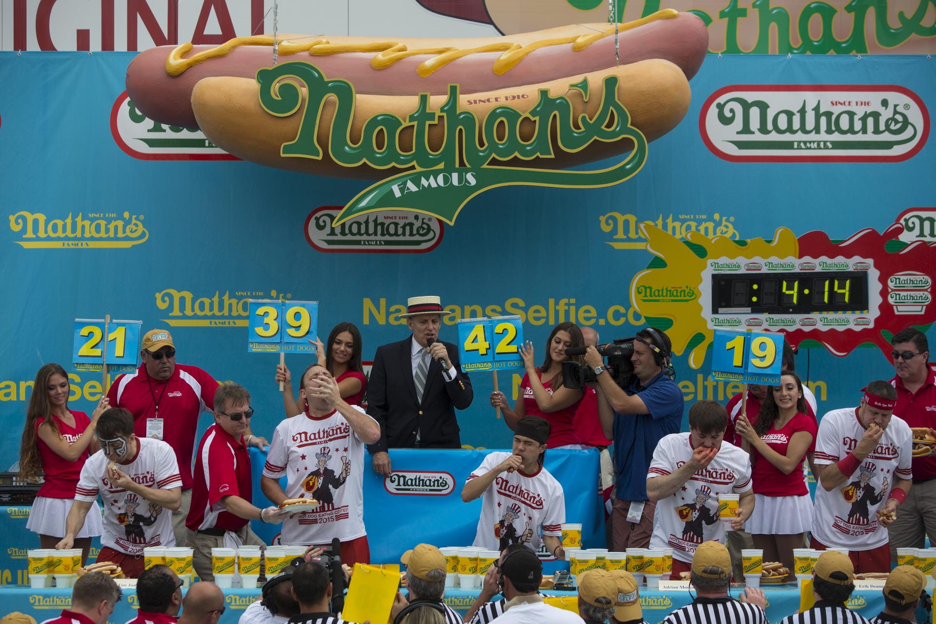 Jedes Jahr am 4 Juli stopfen und schlingen Hotdog-Fans bei "Nathan's" um die Wette.