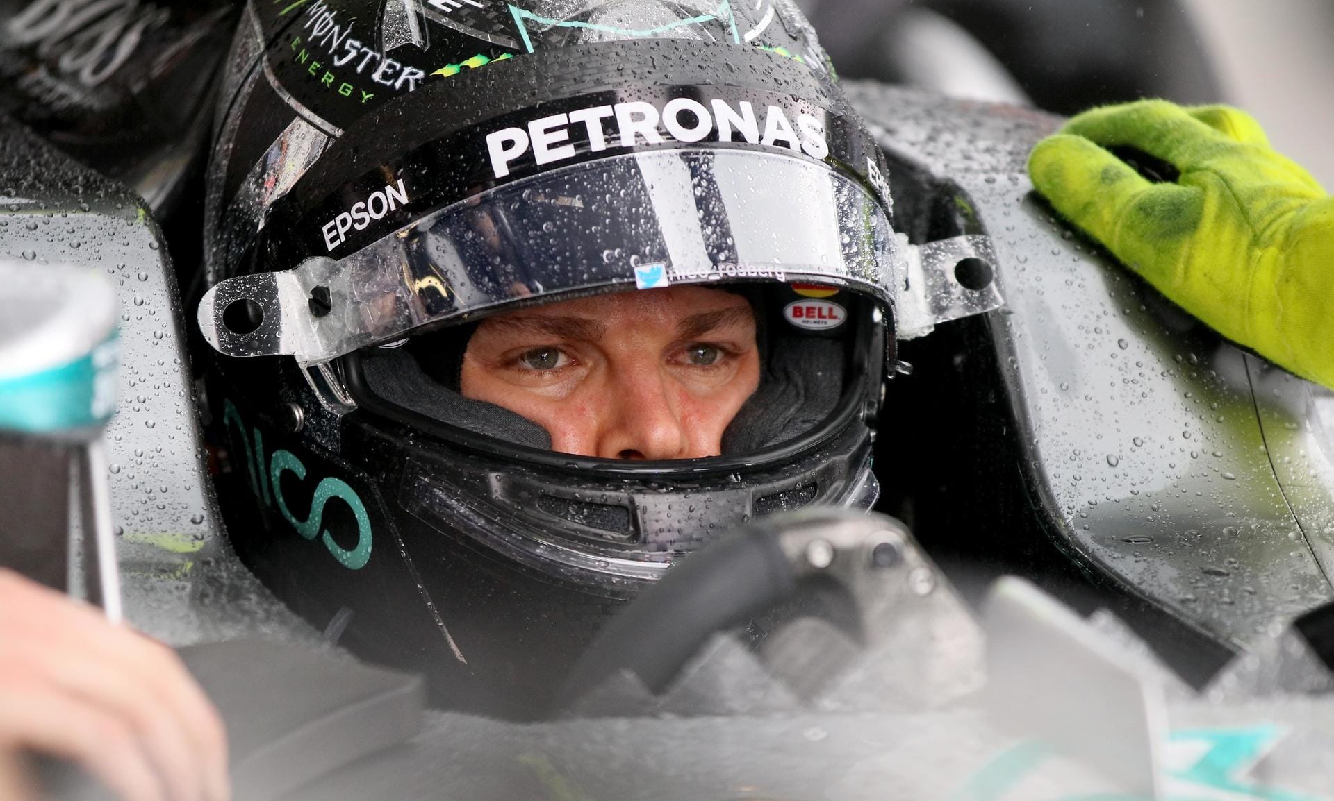Nichts geht mehr für Rosberg und Co.: Wegen starker Regenfälle muss das zweite Training für 40 Minuten unterbrochen werden.