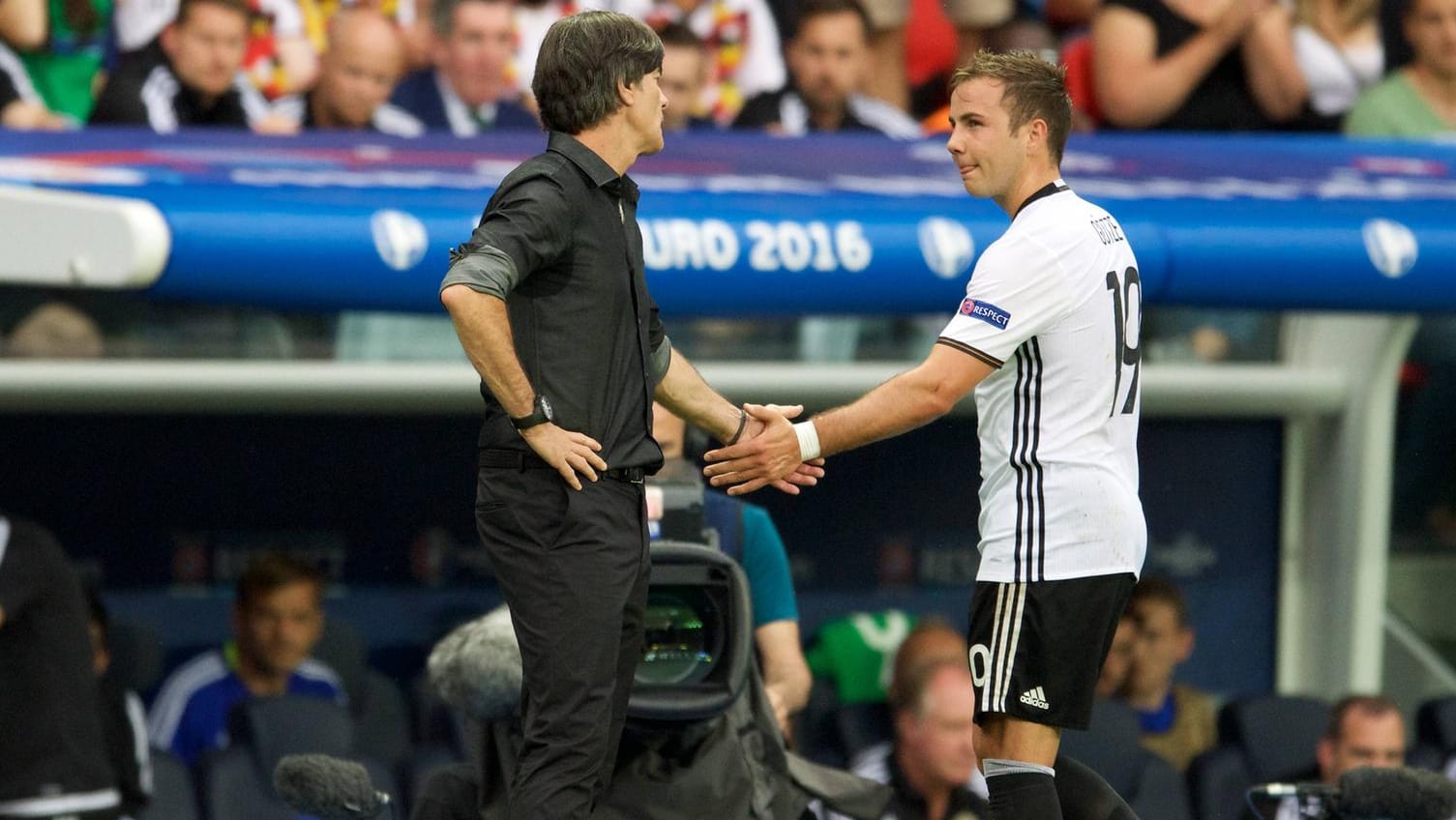 Bundestrainer Joachim Löw (li.) und Mario Götze.