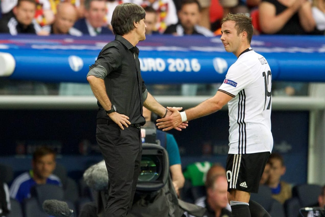 Bundestrainer Joachim Löw (li.) und Mario Götze.