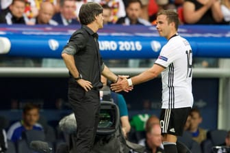 Bundestrainer Joachim Löw (li.) und Mario Götze.