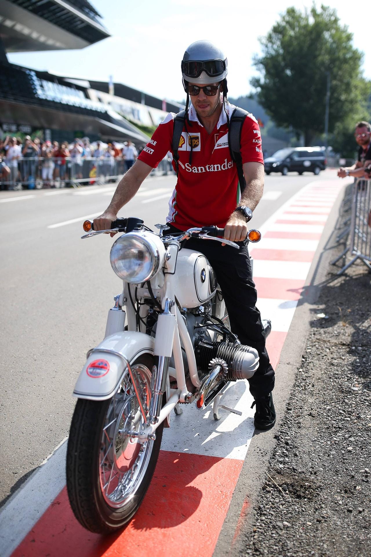 Starker Auftritt: Sebastian Vettel kommt mit einem alten BMW-Motorrad zur Rennstrecke.