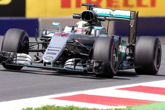 Weltmeister Lewis Hamilton in seinem Mercedes.