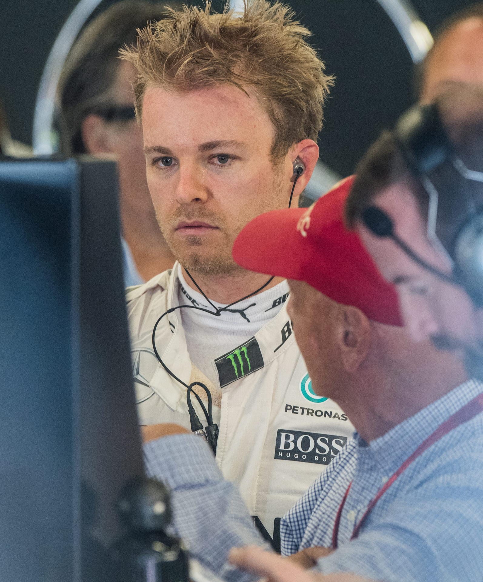 Gesprächsbedarf: Gemeinsam mit Niki Lauda analysiert Rosberg seinen Crash.