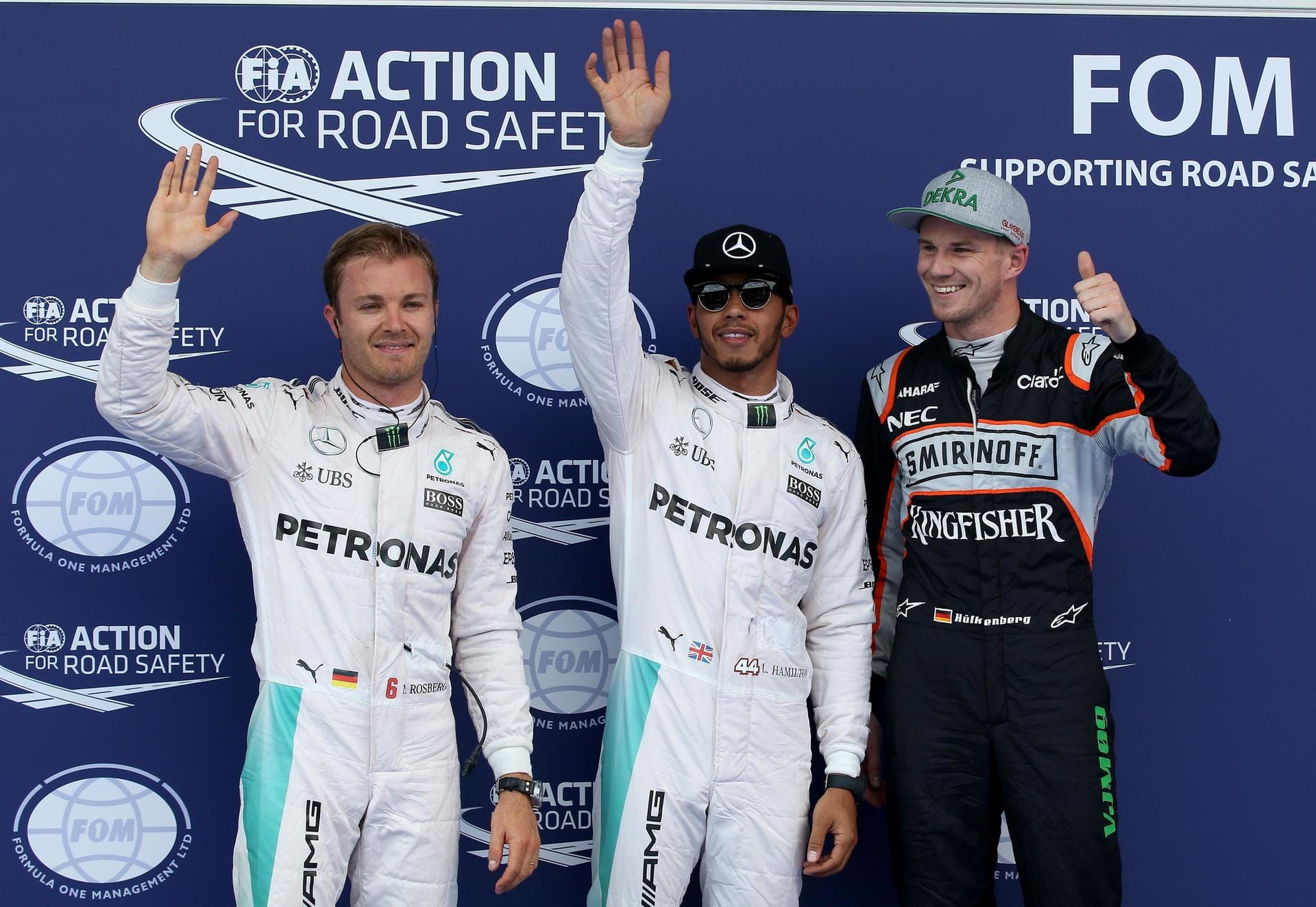 Daumen hoch: Nico Rosberg, Polemann Lewis Hamilton und Nico Hülkenberg (von links) nach dem Qualifying.