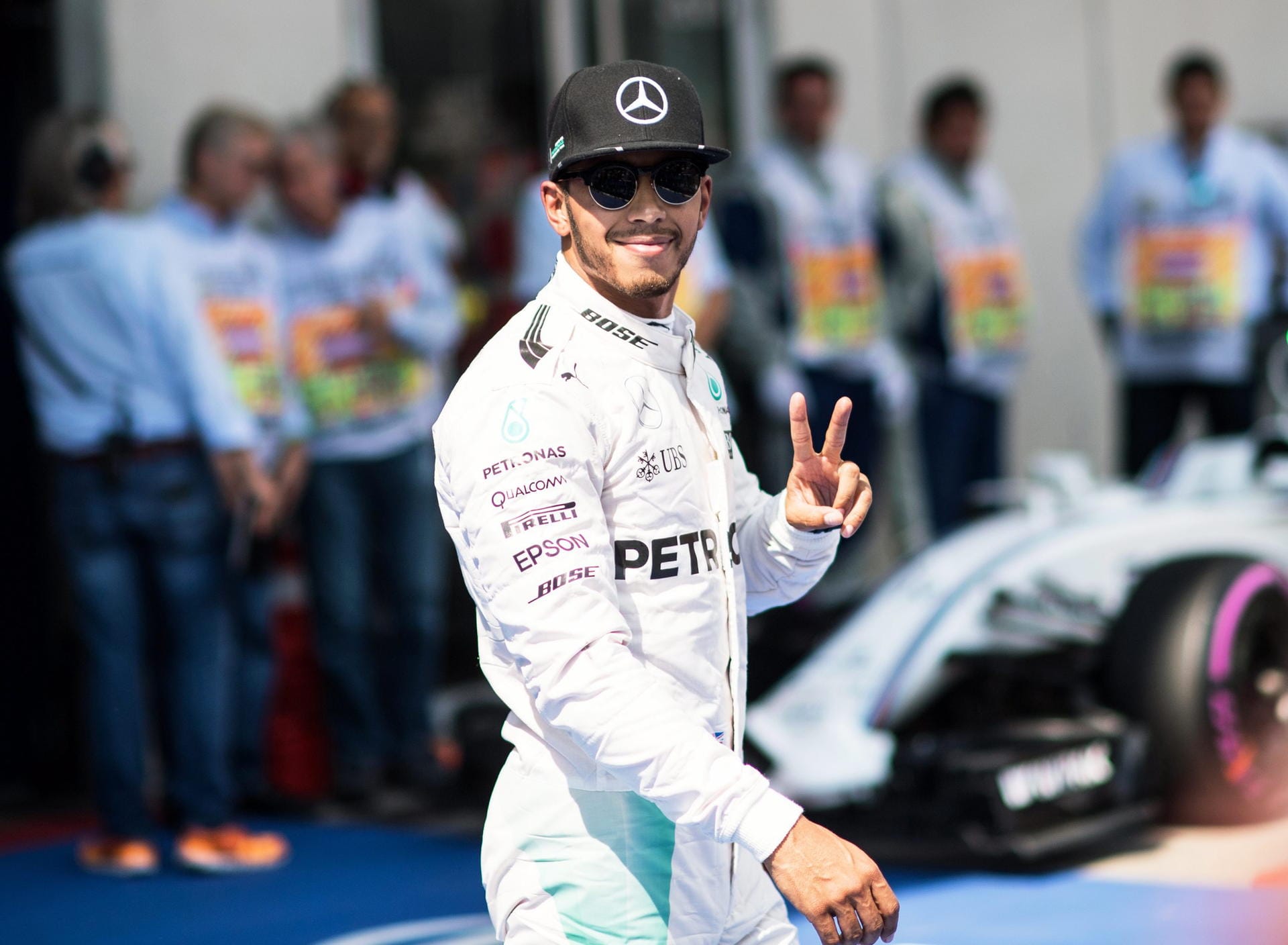 Grinsen im Gesicht: Lewis Hamilton freut sich über die Pole.