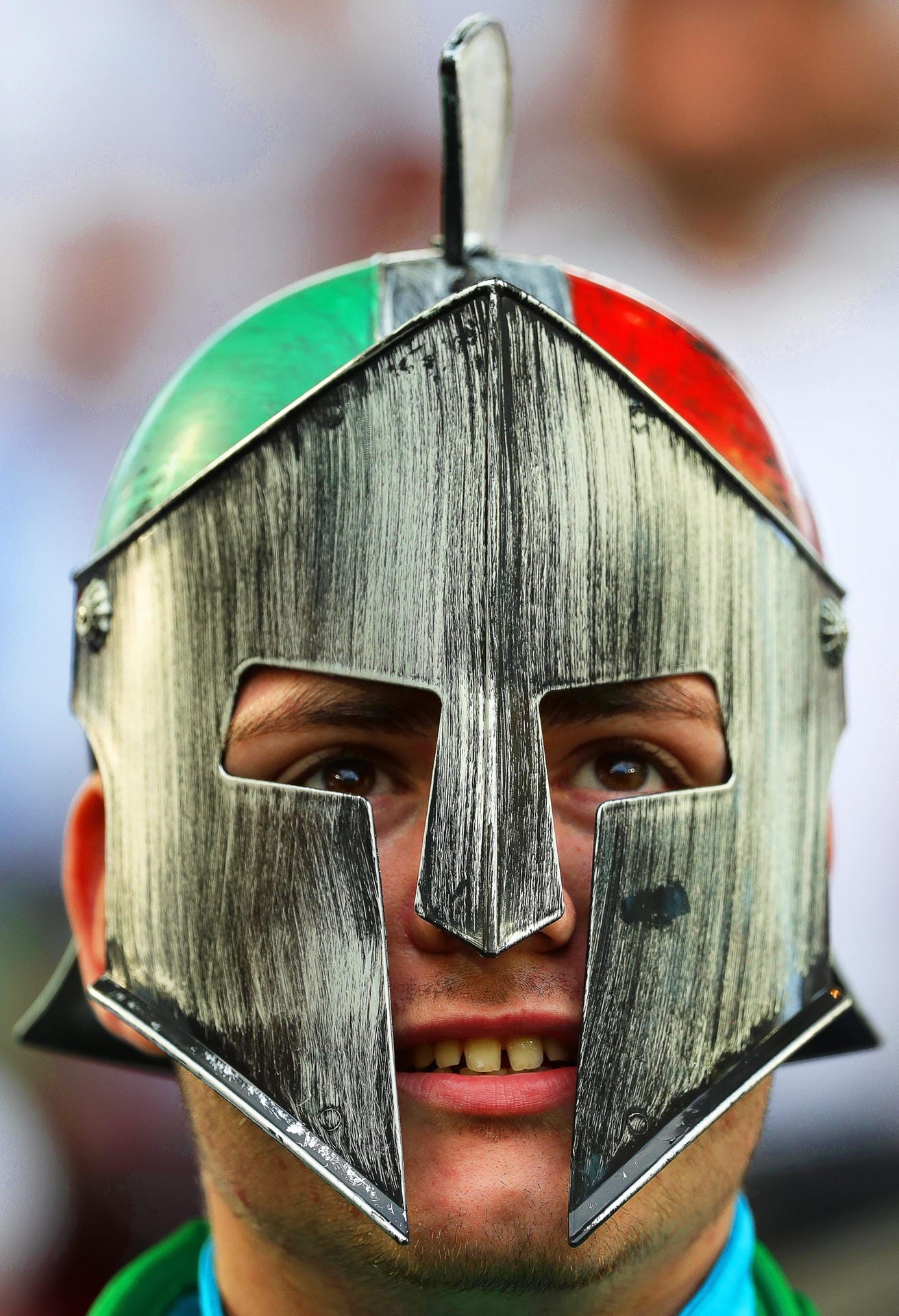 Die italienischen Fans setzen auf martialische Unterstützung: Diesem römischen Legionär ist völlig klar, dass die DFB-Elf bei einem großen Turnier noch nie gegen die Squadra Azzurra gewonnen hat...