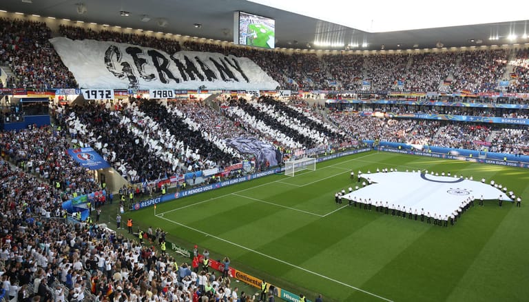 Die deutschen Fans sind im Stadion von Bordeaux, das insgesamt etwa 42.000 Zuschauer fasst, in der Überzahl.
