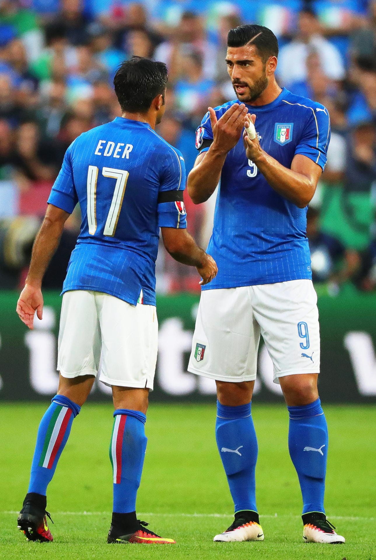 Jetzt ist Italien gefordert - doch der Offensivabteilung um Eder (li.) und Graziano Pelle gelingt weiterhin herzlich wenig. In der 74. Minute taucht Pelle dann frei vor Neuer auf, doch sein wuchtiger Linksschuss geht knapp drüber.