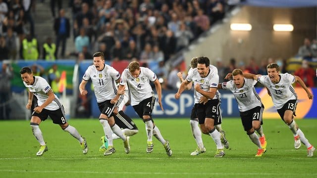 Deutschland gewinnt nach Elfmeterschießen und zieht ins Halbfinale ein. Deutschland gewinnt nach Elfmeterschießen und zieht ins Halbfinale ein.