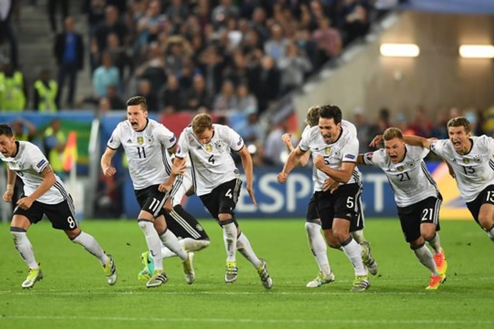 Deutschland gewinnt nach Elfmeterschießen und zieht ins Halbfinale ein.