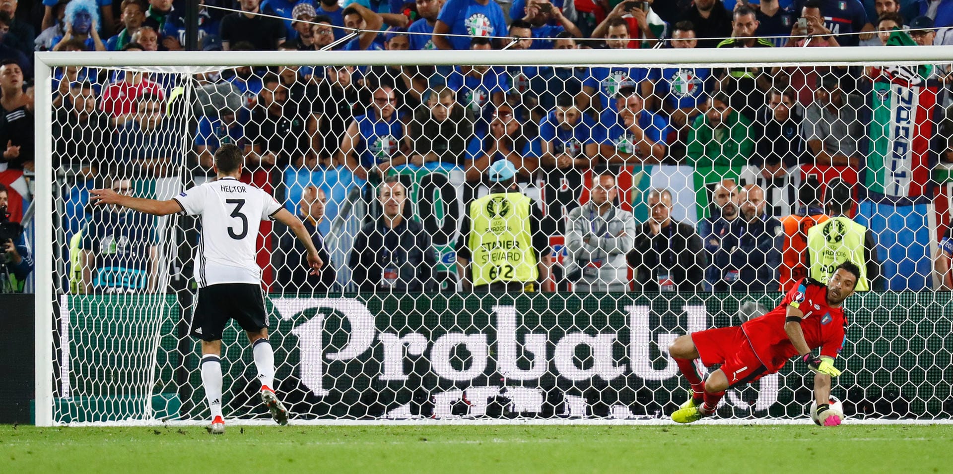 Und dort setzt sich DEUTSCHLAND mit 6:5 durch! Hector erzielt das entscheidende Tor gegen Buffon, zuvor hatten etliche Schützen verschossen. Die DFB-Elf steht im Halbfinale, Italien ist draußen.