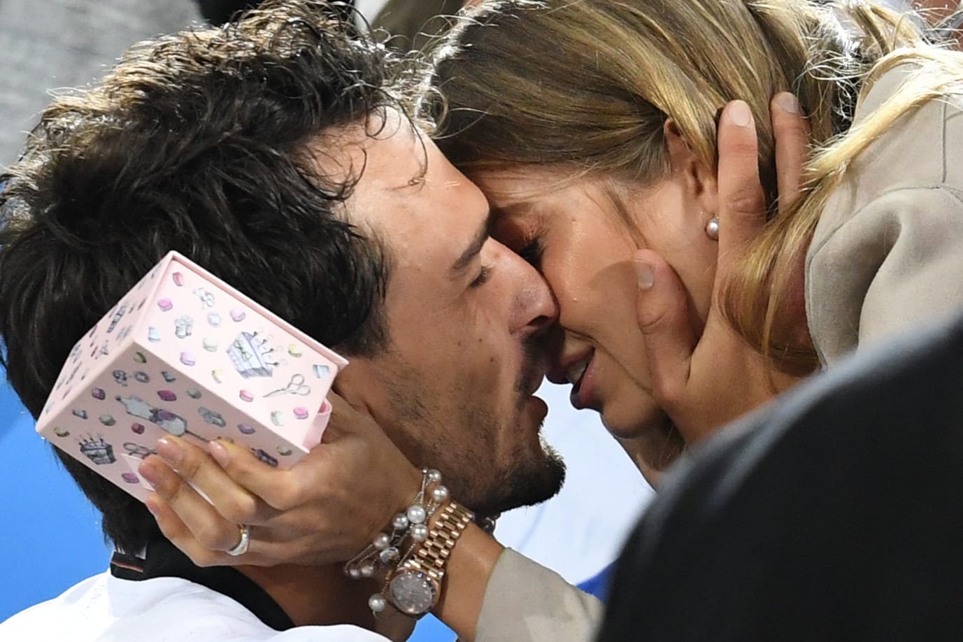 Mats und Cathy Hummels knutschen nach dem Deutschland-Sieg im Stadium von Bordeaux.