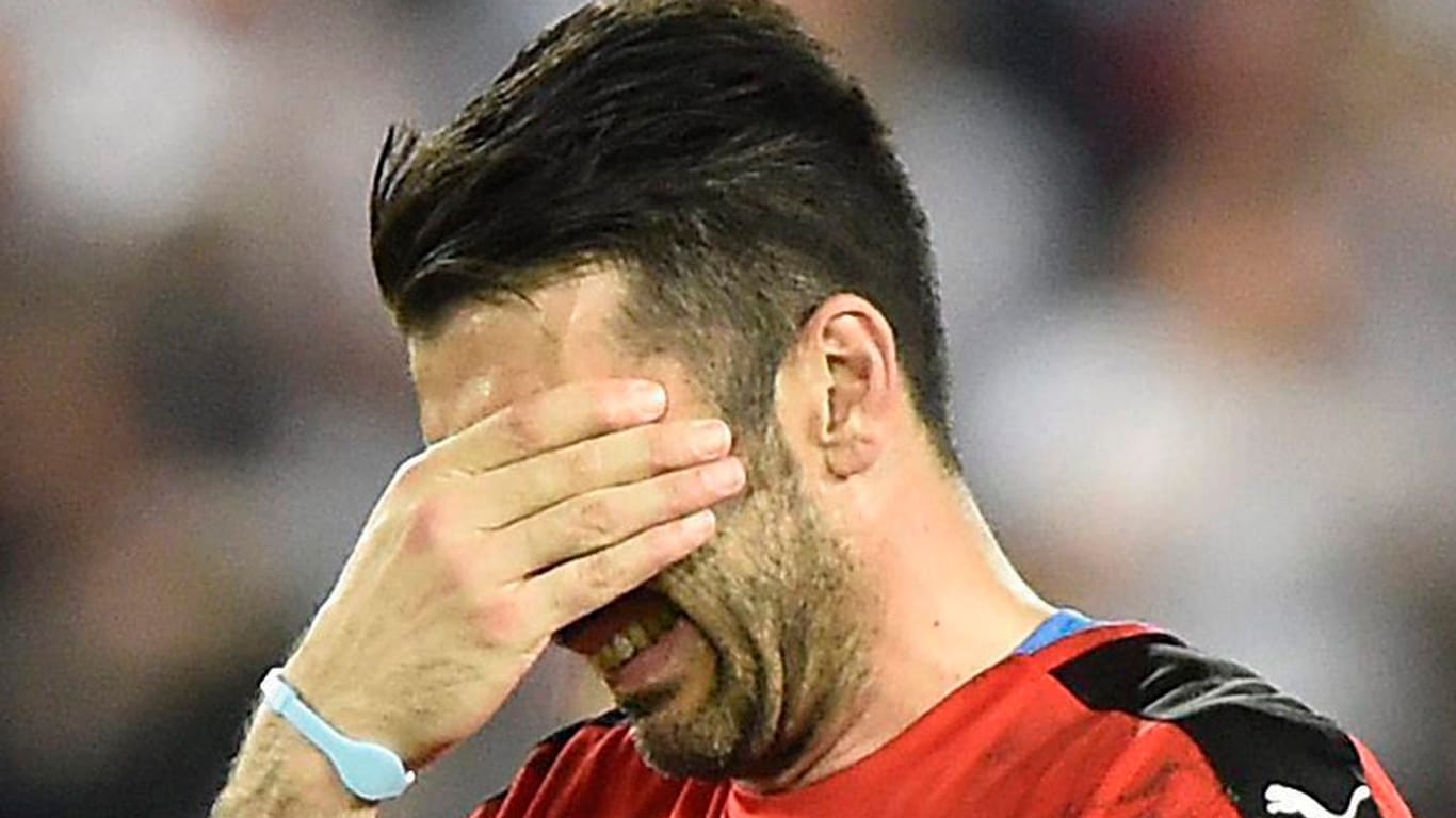 Gianluigi Buffon kann die Tränen nicht zurückhalten.