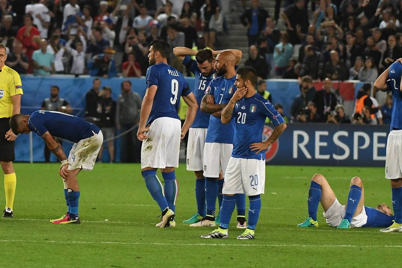 Schwer gezeichnet: Italiens Spieler nach dem dramatischen Elfmeterschießen gegen Deutschland.