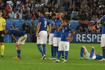 Schwer gezeichnet: Italiens Spieler nach dem dramatischen Elfmeterschießen gegen Deutschland.