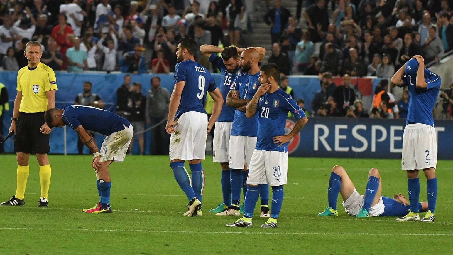 Schwer gezeichnet: Italiens Spieler nach dem dramatischen Elfmeterschießen gegen Deutschland.