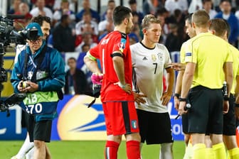 Bastian Schweinsteiger (2. v. li.) verschießt zwar vom Punkt - macht bei der Seitenwahl aber alles richtig.