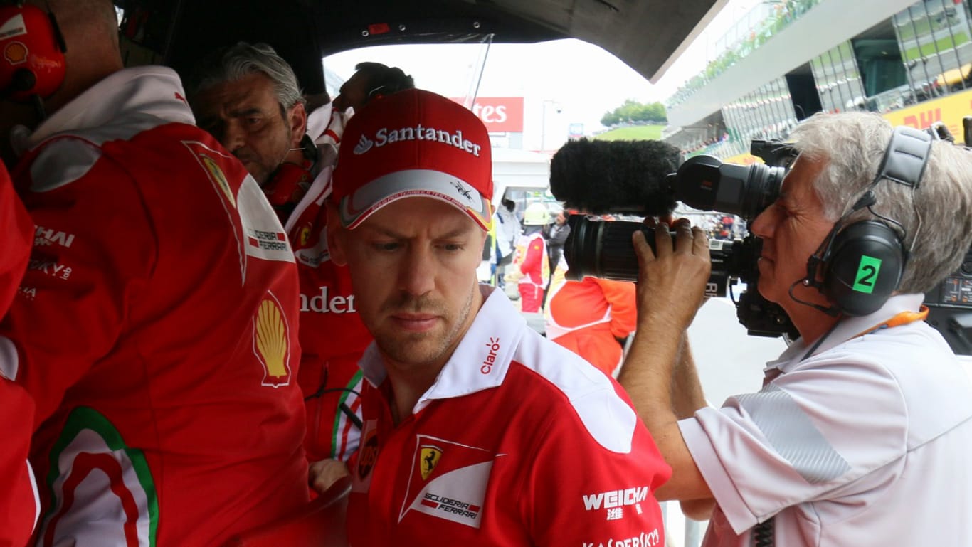 Sichtlich angefressen: Sebastian Vettel nach seinem Ausfall in Spielberg.