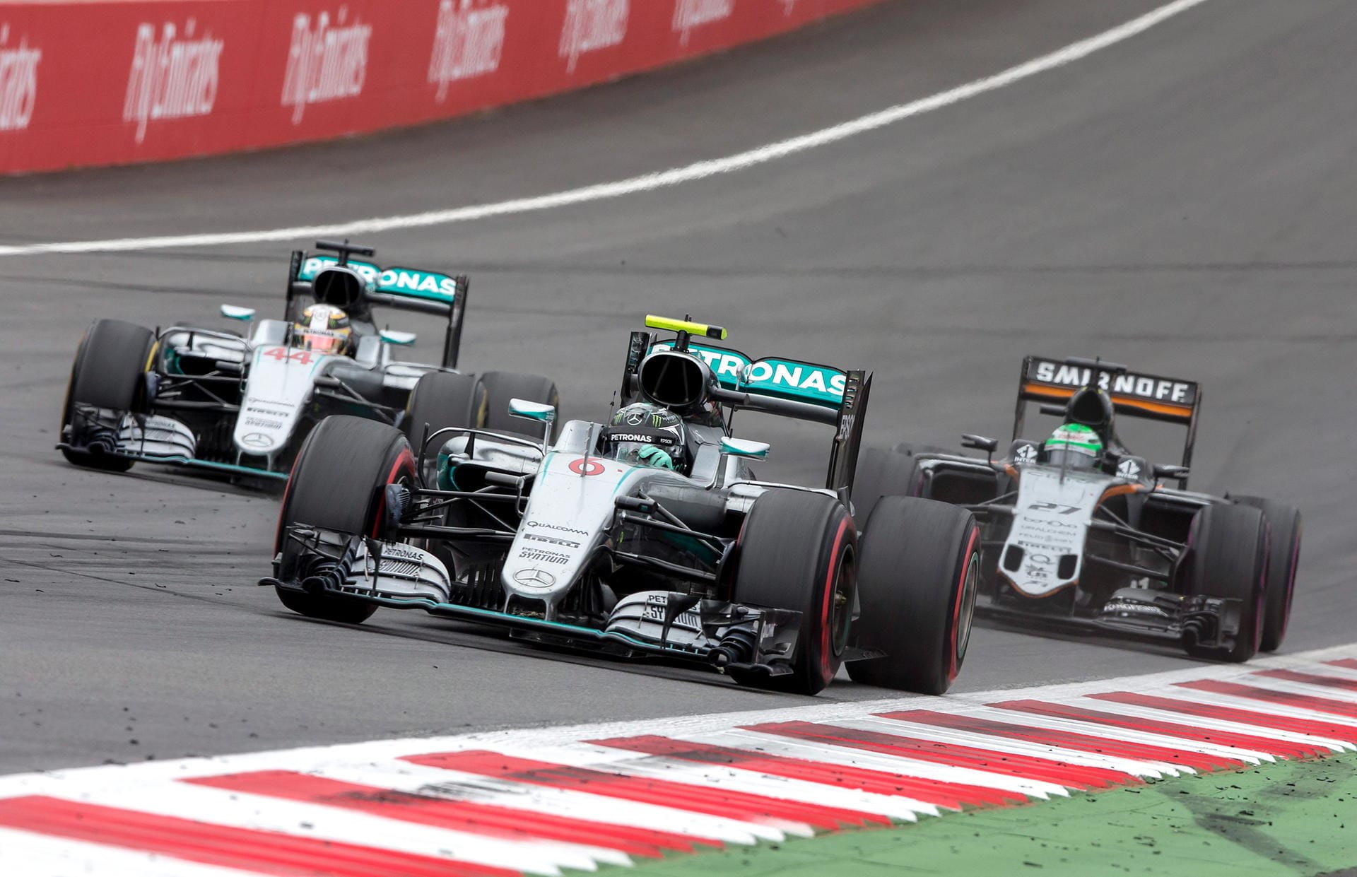 Im Rennen liefern sich Hamilton (links) und Rosberg (vorne) ein packendes Duell - mit Crash in der letzten Runde.