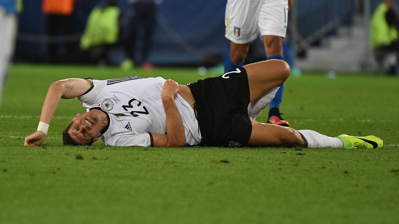 02 07 2016 xpsx Mario Gomez verletzt sich im Viertelfinale gegen Italien. Europameisterschaft 2016 Viertelfinale Deutschland Italien emspor