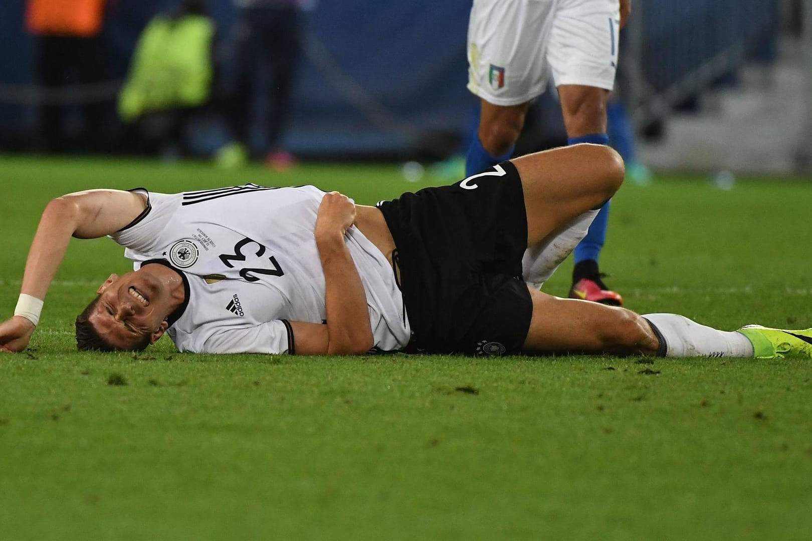02 07 2016 xpsx Mario Gomez verletzt sich im Viertelfinale gegen Italien. Europameisterschaft 2016 Viertelfinale Deutschland Italien emspor