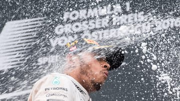 Obligatorische Sektdusche: Mit dem Sieg in Spielberg hat Hamilton im WM-Kampf nur noch elf Punkte Rückstand auf Rosberg.