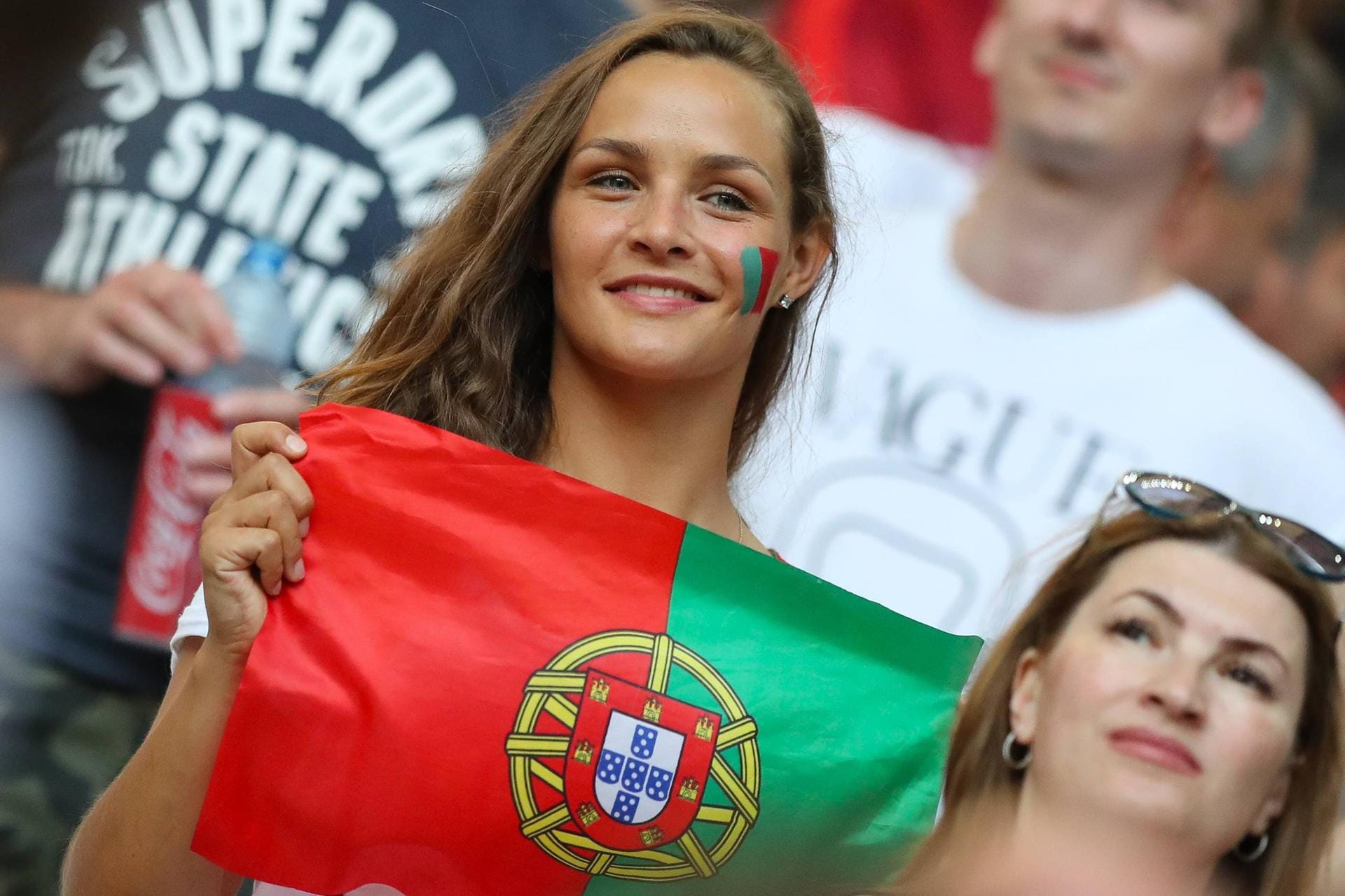 Iberische Schönheit: Diese Portugiesin zeigte im Spiel gegen Polen Flagge.