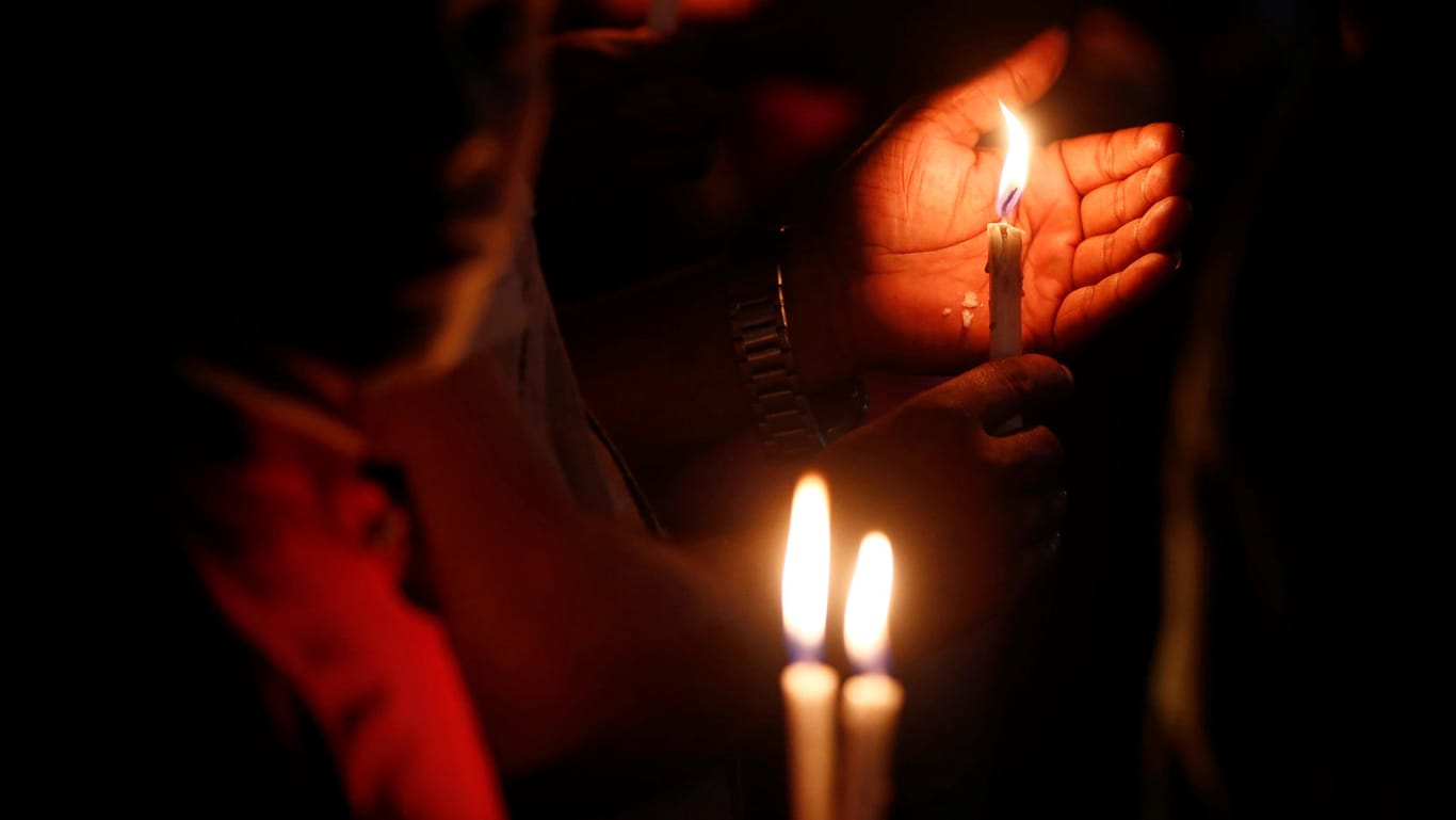 Menschen trauern in Dhaka vor dem Restaurant, in dem 20 Geiseln starben.